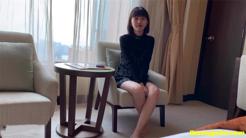 小伙高价约操两个极品外围美女双飞，换上吊带网袜一起服务[881.22M/MP4/WF]